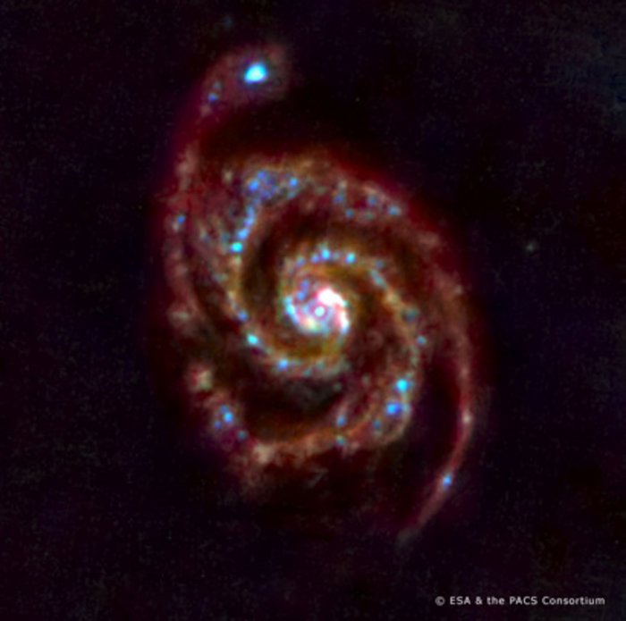 Die erste erfolgreiche Aufnahme Rot-blau gefärbte Spiralgalaxie vor schwarzem Hintergrund