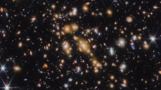 Die Aufnahme zeigt viele Galaxienhaufen im Weltall.