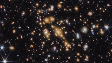 Die Aufnahme zeigt viele Galaxienhaufen im Weltall.