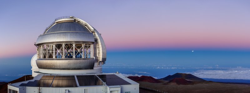 Kuppel eines Observatoriums vor einem Abendshimmel