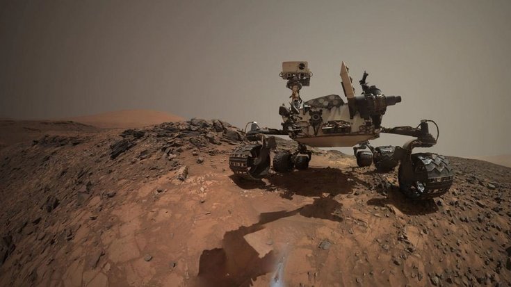 Das Bild zeigt den Rover auf einem steinigen Berghang. Er hat sechs Rollen. 