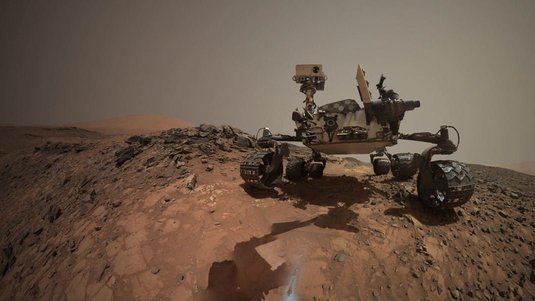 Das Bild zeigt den Rover auf einem steinigen Berghang. Er hat sechs Rollen. 