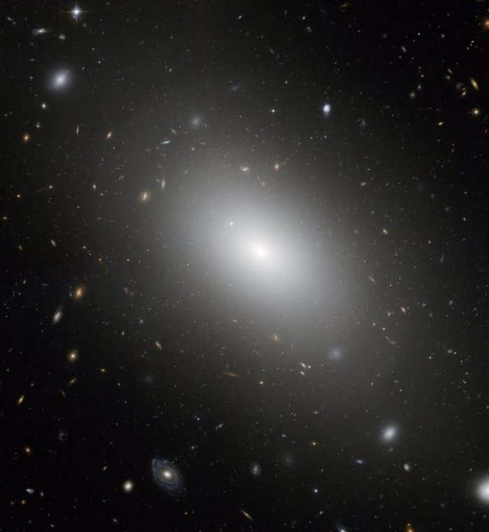 Die elliptische Riesengalaxie NGC 1132 Die elliptische Riesengalaxie NGC 1132.