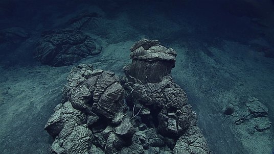 Dunkle Aufnahme einer felsigen Landschaft unter Wasser