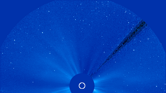 Ein Lichtpunkt mit Schweif, der von der Sonne abgewandt ist.