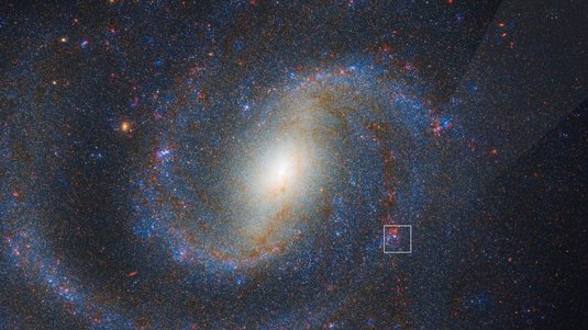 Sterne im All, die eine helle, spiralförmige Wolke bilden