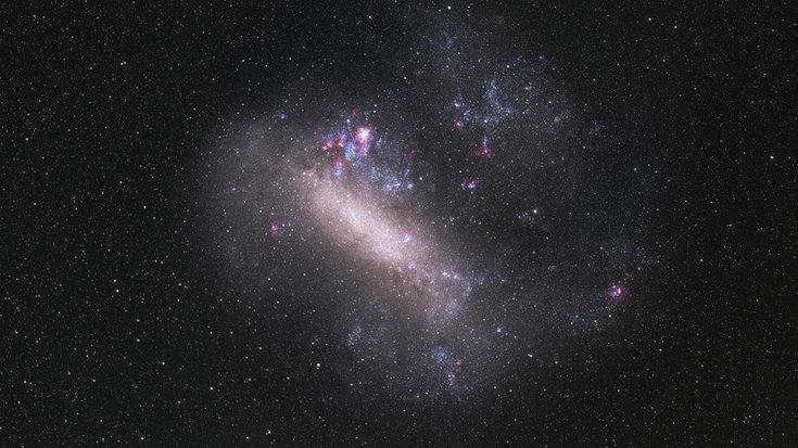 Helle Wolke im Weltall inmitten von Sternen