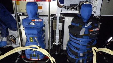 Zwei Torsos, die Schaufensterpuppen ähneln: Einer von trägt eine Weste.
