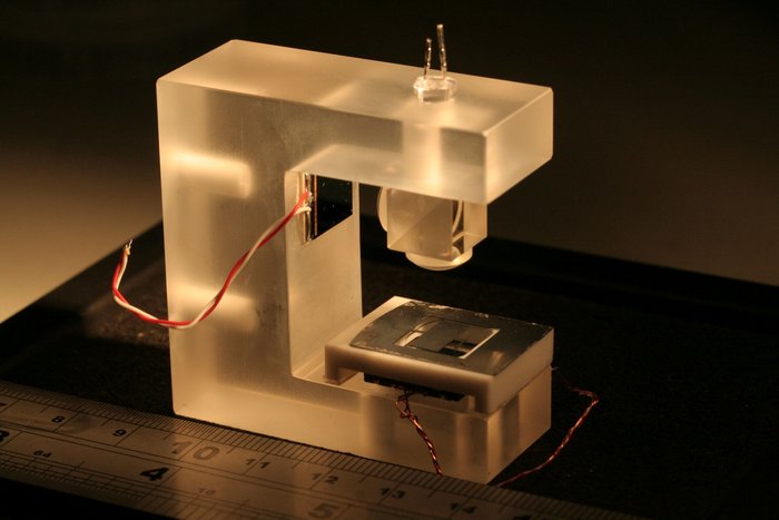 Weltkleinstes Gravimeter Hufeisenförmiger Sensor aus milchig-durchsichtigem Material mit Drähten