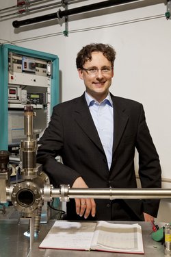 Poträt des Wissenschaftlers Mathias Kläui in seinem Labor