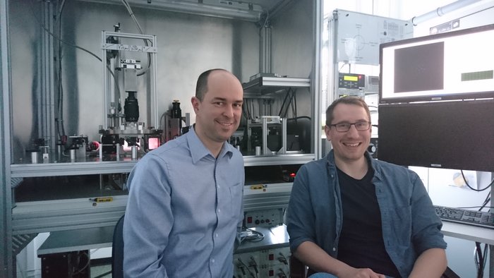 Dietmar Block und Frank Wieben Die Aufnahme zeigt die Forscher Dietmar Block und Frank Wieben vor ihrem Experiment.