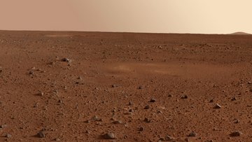 Die Aufnahme zeigt eine weitläufige, mit Geröll übersäte Ebene auf dem Mars.