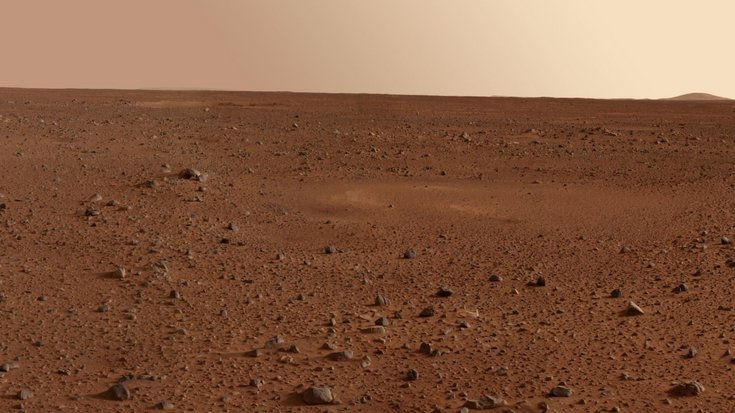 Die Aufnahme zeigt eine weitläufige, mit Geröll übersäte Ebene auf dem Mars.