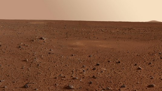 Die Aufnahme zeigt eine weitläufige, mit Geröll übersäte Ebene auf dem Mars.