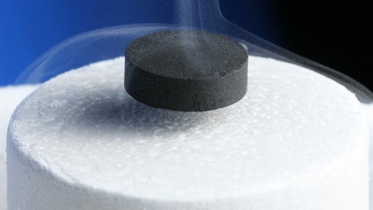 Supraleiter schwebt im Magnetfeld