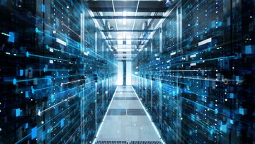 Ein Gang in einem Rechenzentrum mit Serverracks links und rechts, die bis zur Decke reichen. Am Ende des Gangs ist eine Tür mit hellem Licht dahinter zu sehen. Über dem Bild liegen grafische Elemente wie leuchtende Linien und Kästchen.