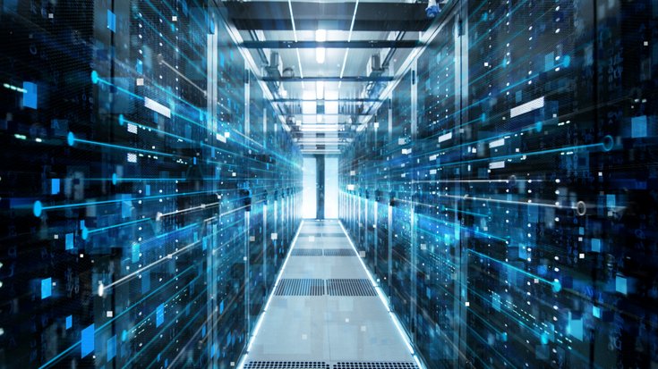 Serverraum | Bildquelle: gorodenkoff/iStock Ein Gang in einem Rechenzentrum mit Serverracks links und rechts, die bis zur Decke reichen. Am Ende des Gangs ist eine Tür mit hellem Licht dahinter zu sehen. Über dem Bild liegen grafische Elemente wie leuchtende Linien und Kästchen.