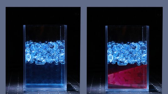 Ein Plexiglas-Behälter enthält Hydrogel-Kugeln von rund zwei Zentimetern Durchmesser. Die durchsichtigen Kugeln befinden sich in einer Lösung aus Wasser und PVP. Eine Laserwand scannt die Kugeln ab, eine Kamera fotografiert die beleuchteten Abschnitte