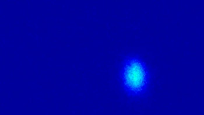 Erstes Laserlicht im European XFEL Hellblauer Punkt auf dunkelblauem Hintergrund