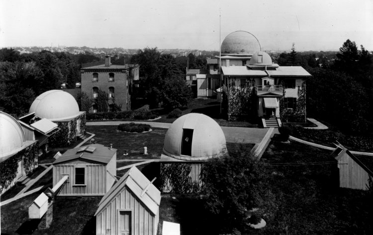 Mehrere Kuppeln und Gebäude eines Observatoriums.