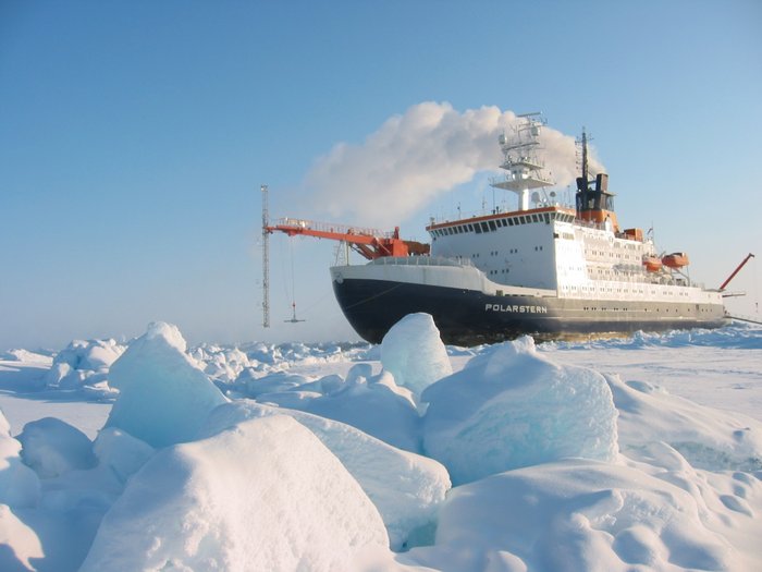 Foto. Forschungsschiff Polarstern im Meereis