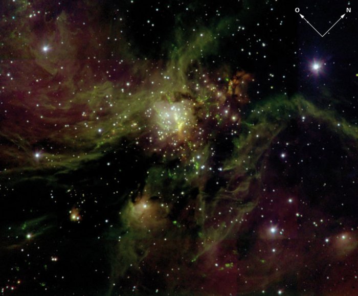Sternentstehungsregion Diese Aufnahme von LUCIFER zeigt ein massereiches Sternentstehungsgebiet in unserer Milchstraße. Es liegt innerhalb der riesigen Molekülwolke S255, rund 8000 Lichtjahre von der Erde entfernt. Für gewöhnlich sind derartige Nebel für sichtbares Licht undurchsichtig, doch infrarotes Licht kann den Staub durchdringen.