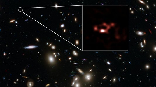 Viele Galaxien, eine Auschnittsvergrößerung zeigt eine zuvor unsichtbare, leuchtschwache Struktur.