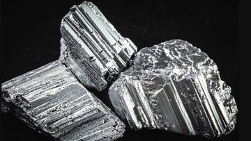 Ein glattes, scharfkantiges, leicht glänzendes Mineral