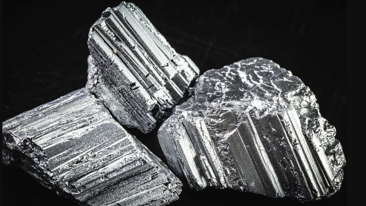 Ein glattes, scharfkantiges, leicht glänzendes Mineral