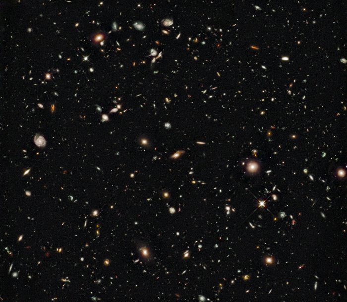 Infrarot – Hubble Deep Field Aufnahme zahlreicher Galaxien verschiedener Farbe und Leuchtstärke.