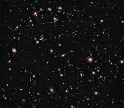 Aufnahme zahlreicher Galaxien verschiedener Farbe und Leuchtstärke.