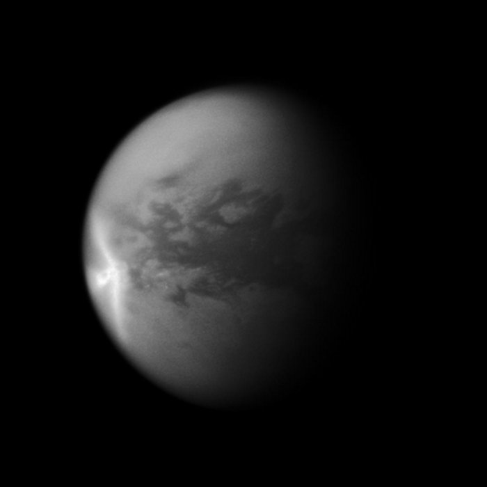 Pfeilförmige Wolke auf Titan Pfeilförmige Wolke auf Titan