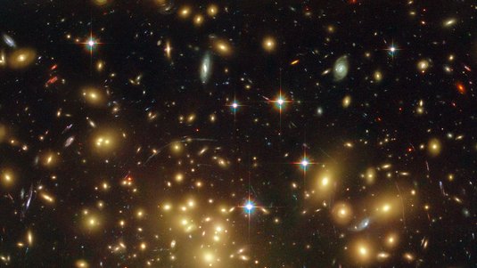 Galaxienhaufen mit vielen Galaxien, ein Quadrat markiert die Position von A1689-zD1. 