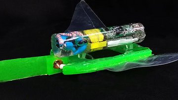 Prototyp eines Roboterrochens, angetrieben mit Muskeln aus flexiblem, dielektrischem Kunststoff