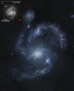 Dreiarmige Spiralgalaxie im Weltall. In der oberen linken Ecke ist die Originalaufnahme zu sehen, die in schwarz-weiß und stark verpixelt ist.