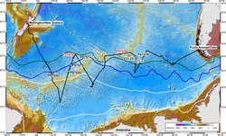 Seekarte des Südpazifik mit mehreren eingezeichneten Linien Eine davon zeigt die Route der Polarstern-Expedition von Chile (rechter Bildrand) nach Neuseeland (linker Bildrand) an.