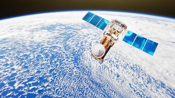Satellit im All, der an der Erde vorbeifliegt. Im Hintergrund sieht man eine Wolkendecke über dem blauen Planeten.