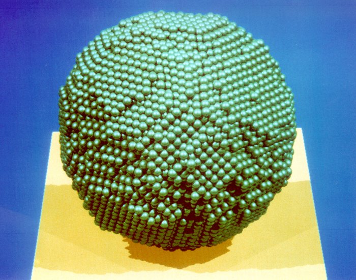 Cluster aus 17000 Kupfer-Atomen (Modell) Computerdarstellung eines kugelförmigen Moleküls, das aus Tausenden von dicht gepackten Atomen (dargestellt durch kleine Kugeln) besteht.