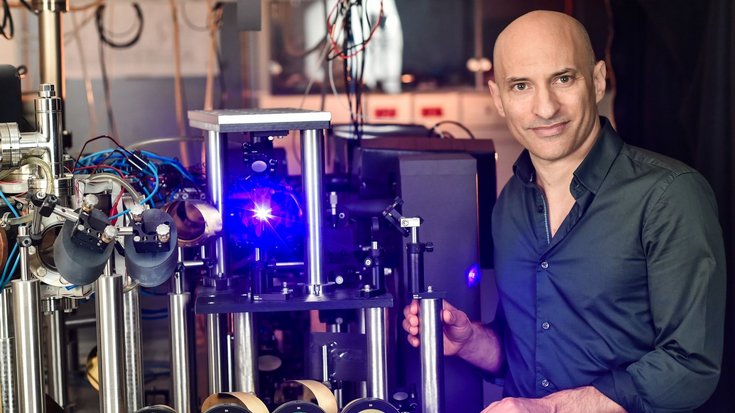 Jeff Steinhauer in seinem Labor, Bildquelle: Technion; Lizenz: gemäß den Bedingungen der Quelle Forscher und komplexe Apparaturen