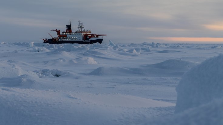 Das Bild zeigt das Forschungsschiff umgeben vom arktischen Eis.