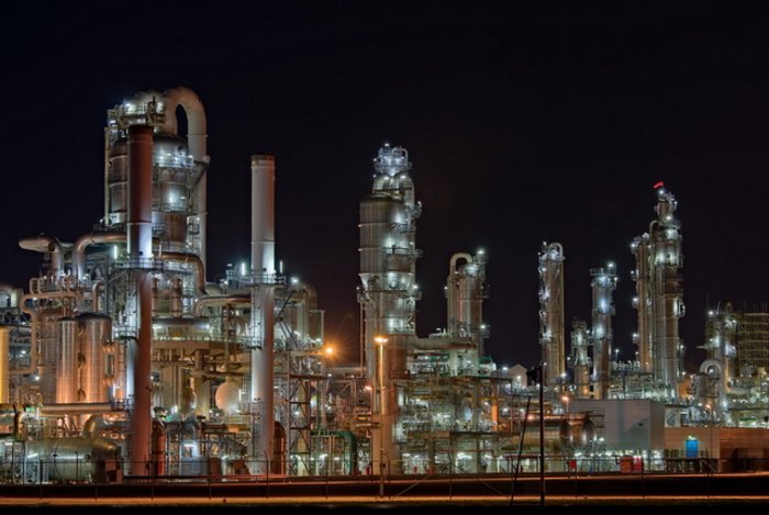 Katalysatoren in der Chemie Industrielle Großanlage bei Nacht