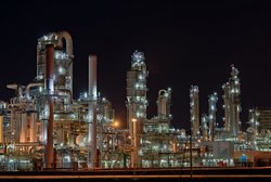 Industrielle Großanlage bei Nacht