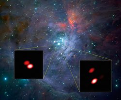 Die astronomische Hintergrundaufnahme zeigt einen Ausschnitt der Sternentstehungsregion Orion, die wie ein leuchtender Nebel aussieht, in dem helle Sterne leuchten. Diese Aufnahme wurde mit dem VLT gemacht. Es sind zwei Nahansichten eingefügt, die beide von GRAVITY aufgenommen wurden. Diese zeigen die feinen Details des Doppelsternsystems als zwei rötliche, sich nebeneinander befindende Flächen.