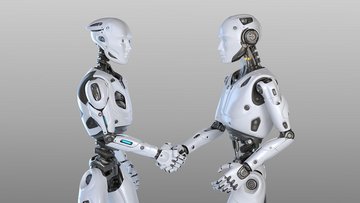 Zwei humanoide, weiß-silberne Roboter mit leuchtend blauen Augen stehen sich seitlich gegenüber und schütteln sich die Hand, vor neutralem hellgrauem Hintergrund. Sichtbare Gelenke und Kabel unterstreichen ihren technischen Aufbau.