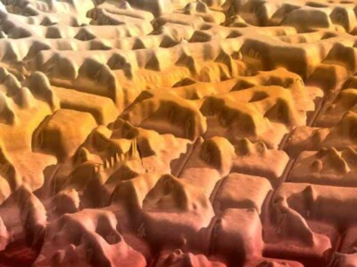 Mit Stickstoffionen beschossene Kupferoberfläche Die Aufnahme erinnert an Canyons in einer Wüstenlandschaft, ist dafür aber ein wenig zu regelmäßig strukturiert.
