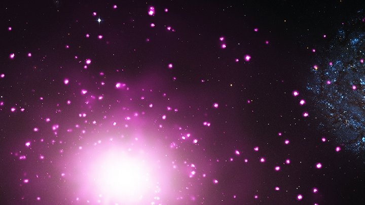 Aufnahme einer hellen, violett leuchtenden Galaxie