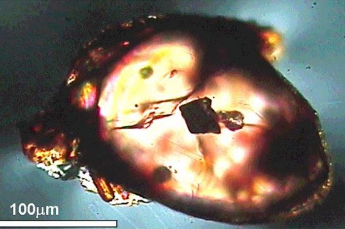 In Zirkon eingeschlossener Diamant In Zirkon eingeschlossener Diamant