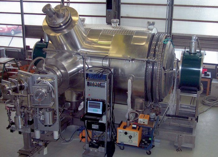 Das Vorspektrometer: Ein metallischer Zylinder mit zahlreichen montierten Teilen und Elektronik.