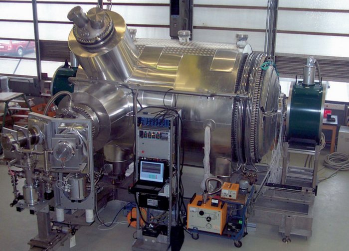 Das elektrostatische Vorspektrometer Das Vorspektrometer: Ein metallischer Zylinder mit zahlreichen montierten Teilen und Elektronik.