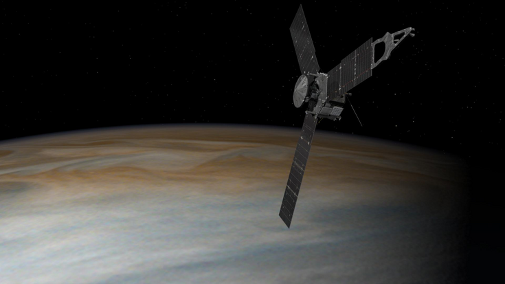 Das Bild stellt die Raumsonde Juno dar, wie sie vor kontrastreichem Hintergrund über den Planeten Jupiter fliegt.